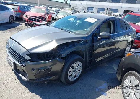 2020 Ford Fusion S z USA, uszkodzony, nr VIN 3FA6P0G75LR127328